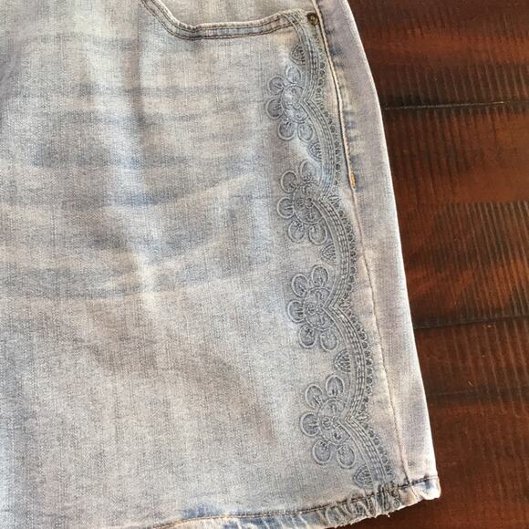 Lane Bryant Size 16 Signature Fit Mid Rise Embroidered Boyfriend Midi Short NICE - Picture 6 of 11